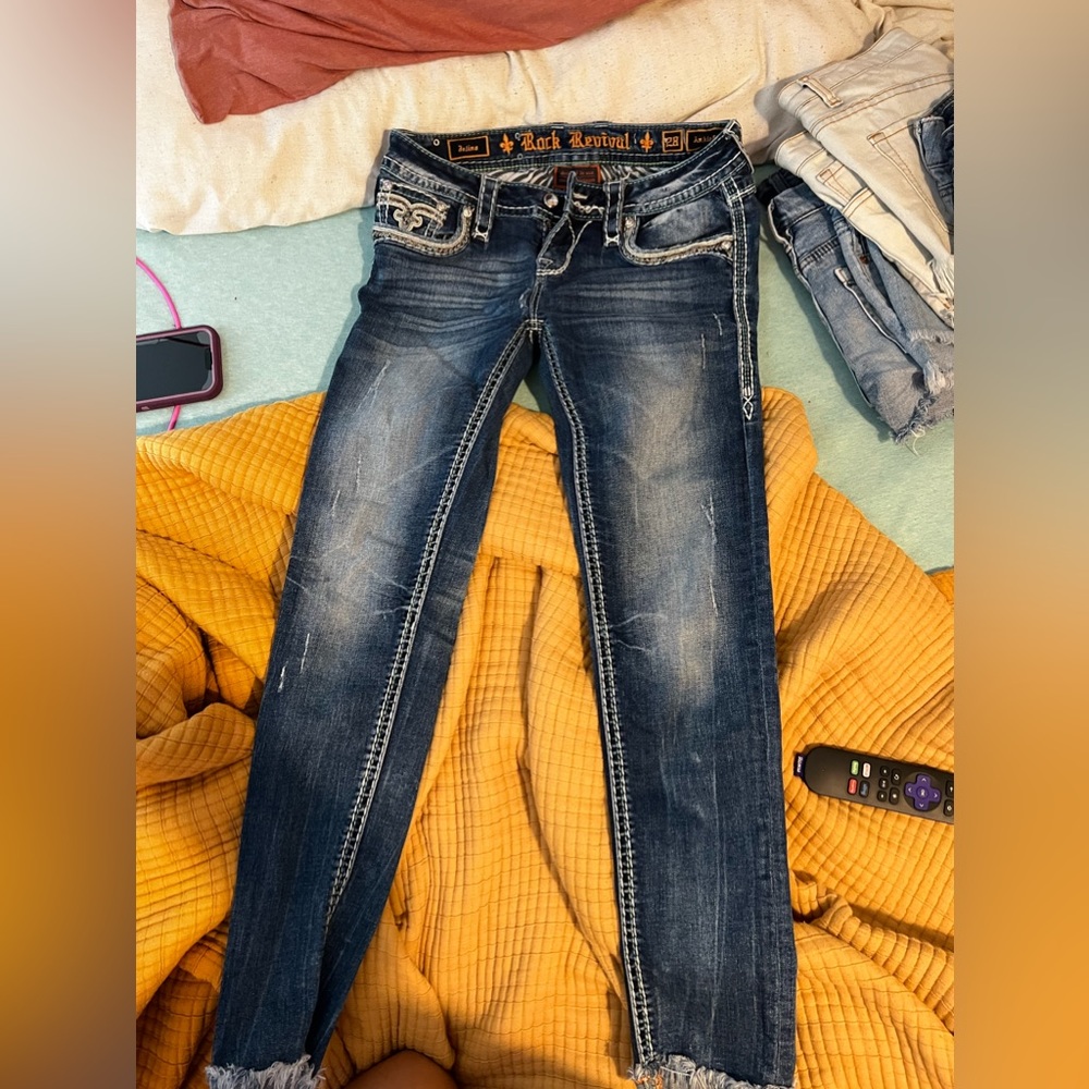 ROCK REVIVAL CROPPED JEANS SIZE 28
